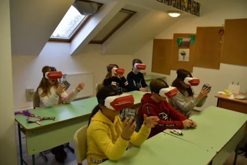 Lásd, halld, érezd! Ki mondta, hogy unalmas a tanulás?! (2021) cikk kiemelt képe
