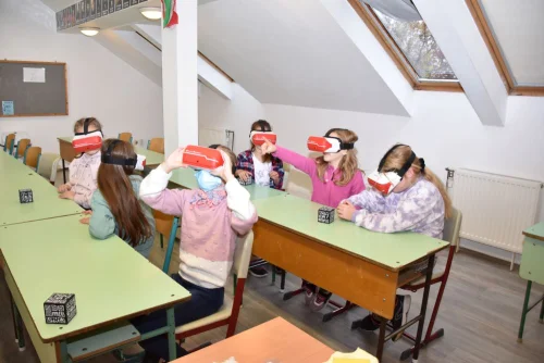 Lásd, halld, érezd! Ki mondta, hogy unalmas a tanulás?! (2021) cikk kiemelt képe